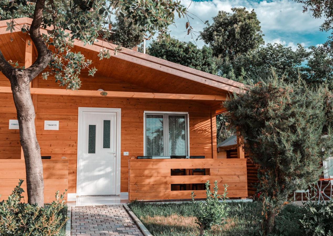 Plazhi Gjeneralit - Small Cabins - Bungalows - Apartaments - Villas - Suite Kavaje Exterior foto