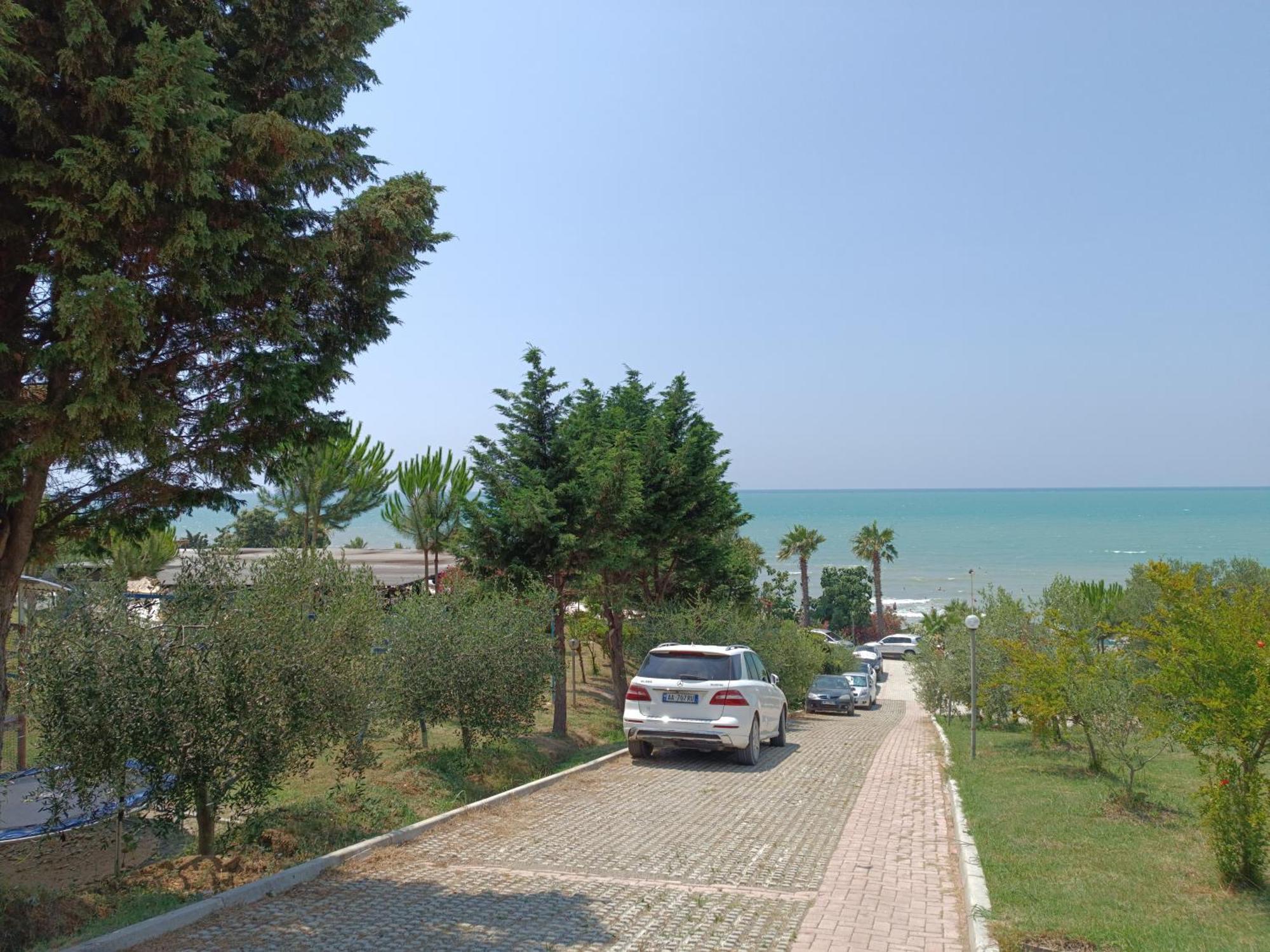 Plazhi Gjeneralit - Small Cabins - Bungalows - Apartaments - Villas - Suite Kavaje Exterior foto