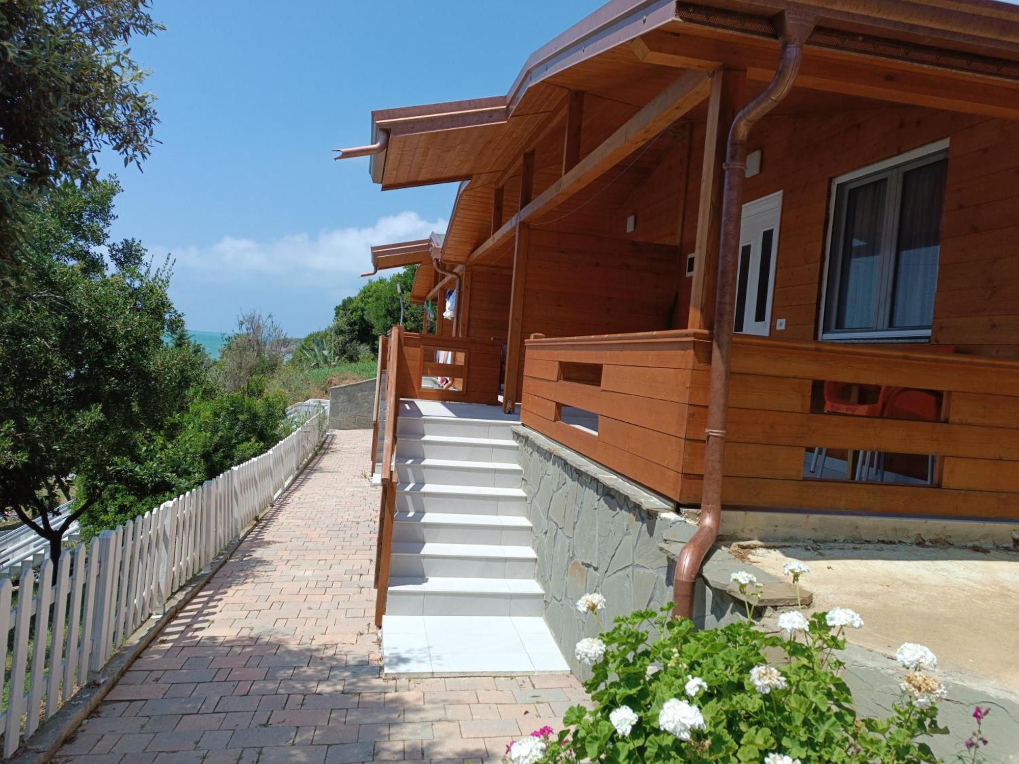 Plazhi Gjeneralit - Small Cabins - Bungalows - Apartaments - Villas - Suite Kavaje Exterior foto