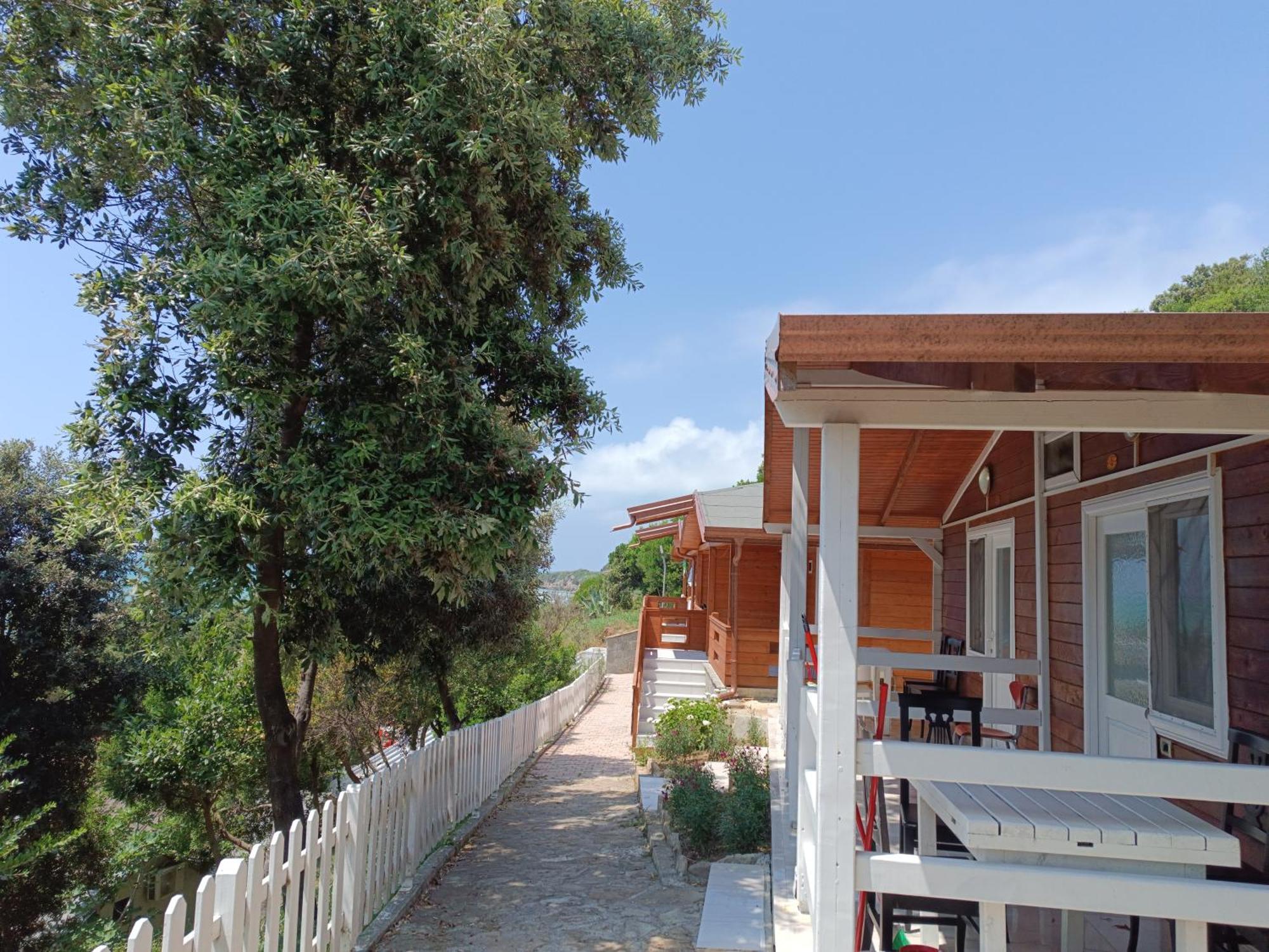 Plazhi Gjeneralit - Small Cabins - Bungalows - Apartaments - Villas - Suite Kavaje Exterior foto